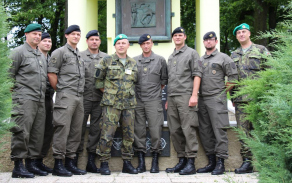 Společná fotografie před Památníkem akademiků