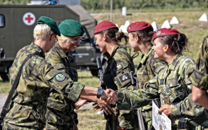 Vzájemná gratulace třetího a druhého nejlepšího ženského družstva.