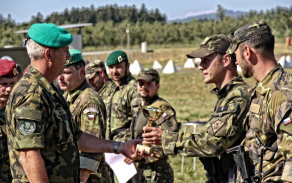 Plukovník Střecha blahopřeje hranickému družstvu k vítězství.
