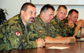 Velitel brigády plukovník Lipka vítá nové důstojníky