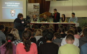 Začátku programu na ZŠ UNESCO se účastnil náčelník štábu 7. mechanizované brigády plukovník C. Gazda a poslanec PSP ČR A. Seďa