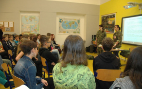 zdravotnice-ze-7-mb-prednasely-o-prvni-pomoci-i-o-osetreni-nejruznejsich-poraneni.jpg